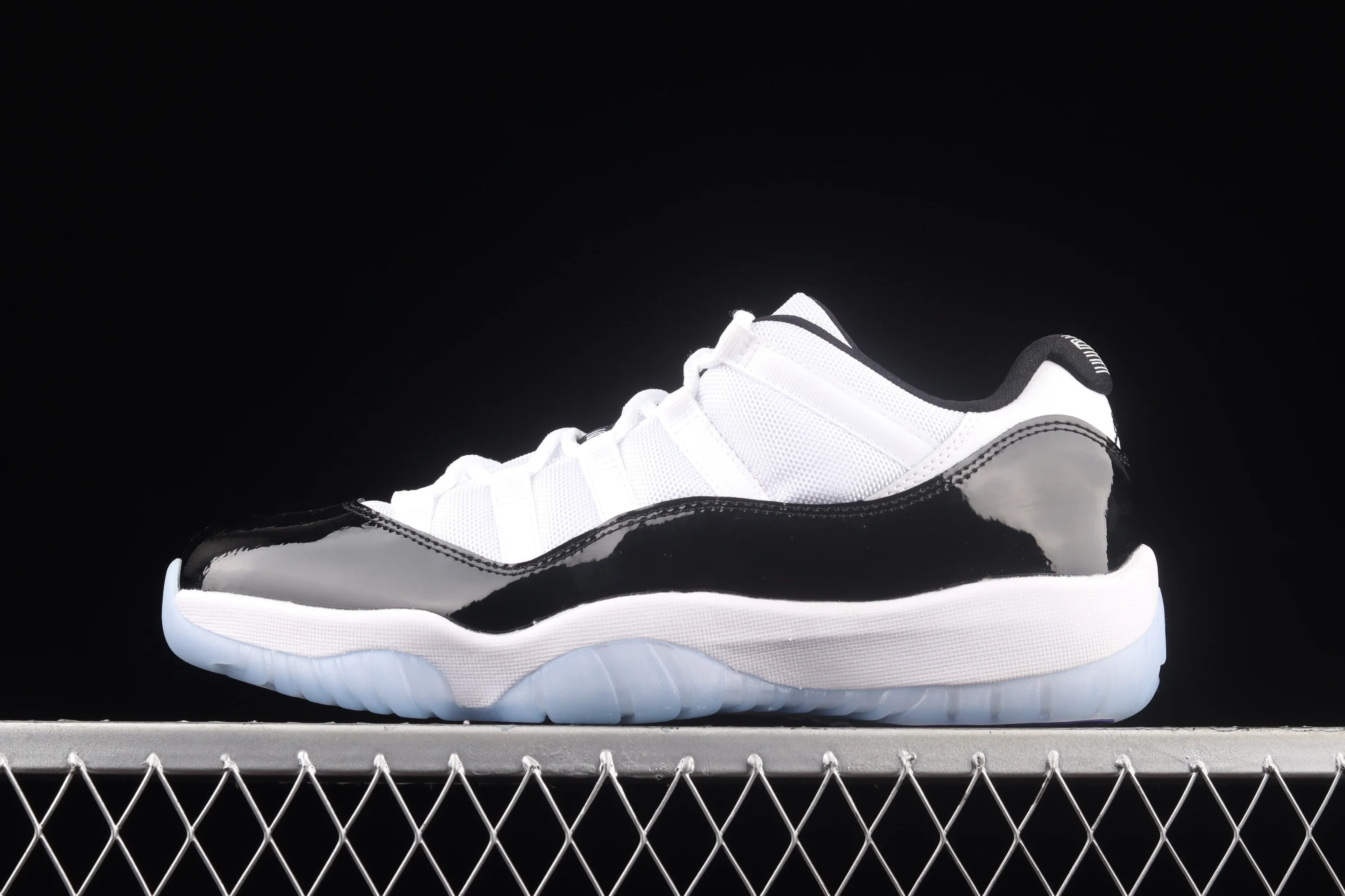 All Categories Air Jordan Jordan Series Basketball Shoes Air Jordan 11 Pure Original Version Air Jordan 11 Low "Concord" AJ11 Concord White Black Original Label Real Carbon Fiber Low-top Basketball Shoes 528895-153